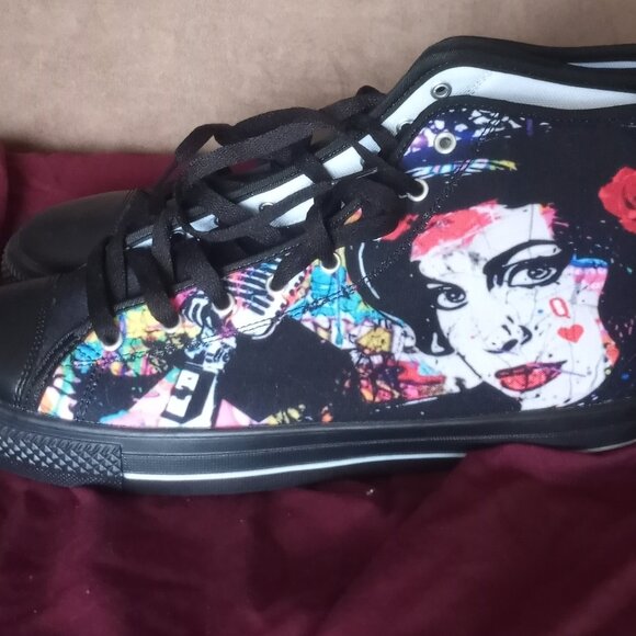 Amy Winehouse sneakers - Picture 2 of 5